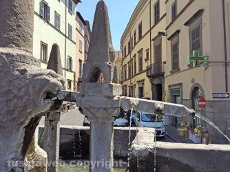 Fontana grande deturpata