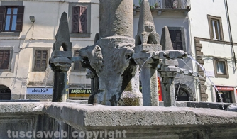 Fontana grande deturpata