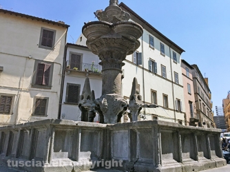 Fontana grande deturpata