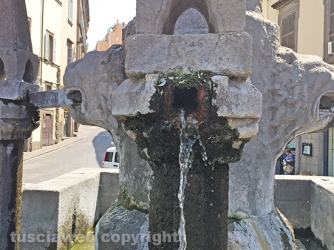 Fontana grande deturpata