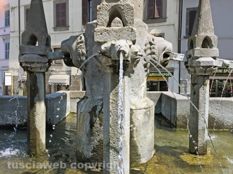 Fontana grande deturpata