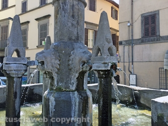 Fontana grande deturpata