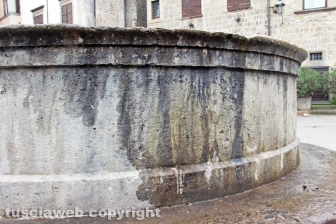 Viterbo - La fontana di piazza del Gesù