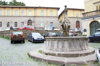 Viterbo - La fontana di piazza Dante
