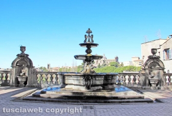 Viterbo - La fontana di piazza del Comune
