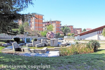 Viterbo - La fontana a sfera