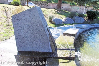 Viterbo - La fontana a sfera