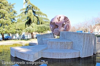 Viterbo - La fontana a sfera