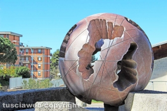 Viterbo - La fontana a sfera