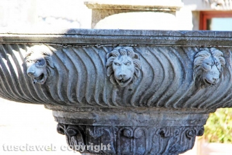 Viterbo - La fontana di piazza San Lorenzo