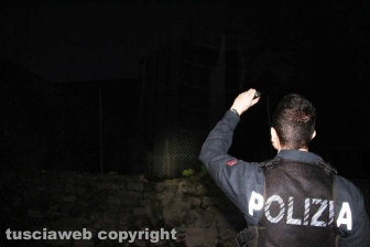 Forze dell'ordine lungo via del Pilastro