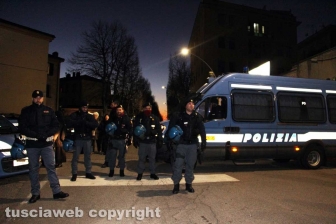 Forze dell'ordine lungo via del Pilastro
