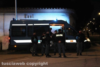 Forze dell'ordine lungo via del Pilastro