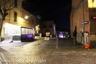 Forze dell'ordine lungo via del Pilastro