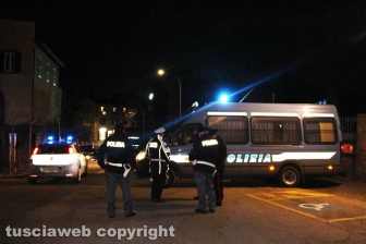 Forze dell'ordine lungo via del Pilastro