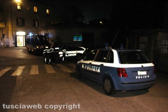 Forze dell'ordine lungo via del Pilastro