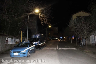 Forze dell'ordine lungo via del Pilastro