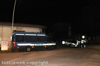 Forze dell'ordine lungo via del Pilastro