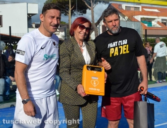 Santa Severa - Sport - Padel - Totti e Candela consegnano i defibrillatori alla dirigente scolastica delle scuole medie
