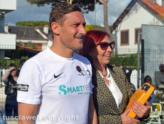 Totti e la dirigente scolastica della scuola media di Santa Marinella