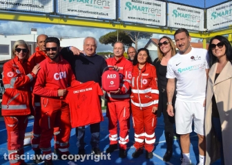 La Croce rossa italiana con il donatore del defibrillatore