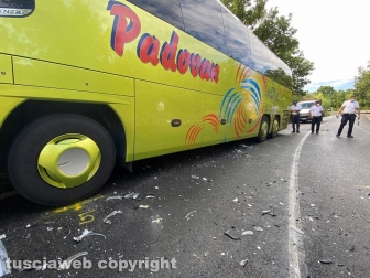 Viterbo - Autobus contro macchina sulla Sammartinese