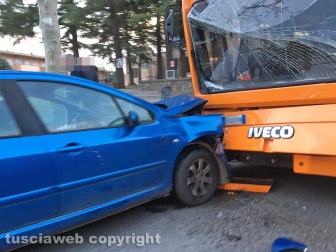 Viterbo - Viale Trieste - Frontale tra autobus e macchina