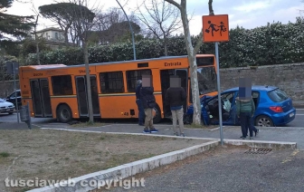 Viterbo - Viale Trieste - Frontale tra autobus e macchina