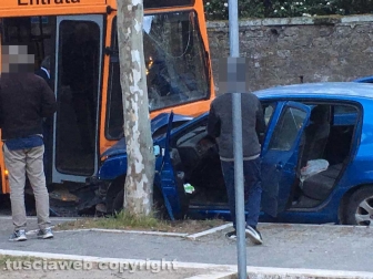 Viterbo - Viale Trieste - Frontale tra autobus e macchina