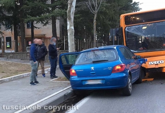 Viterbo - Viale Trieste - Frontale tra autobus e macchina