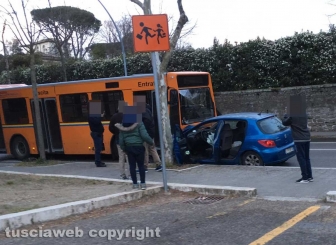 Viterbo - Viale Trieste - Frontale tra autobus e macchina