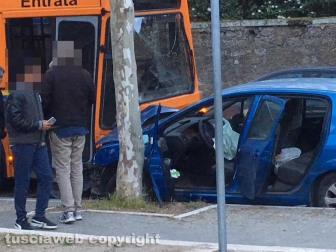 Viterbo - Viale Trieste - Frontale tra autobus e macchina