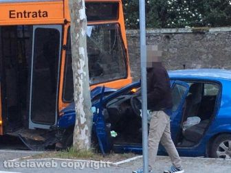 Viterbo - Viale Trieste - Frontale tra autobus e macchina