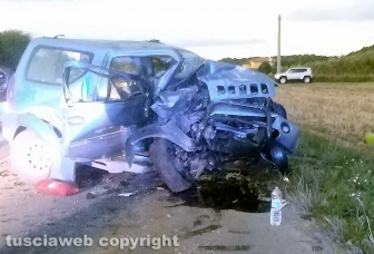Montefiascone - Frontale tra auto, donna ferita
