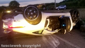 Montefiascone - Frontale tra auto, donna ferita