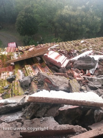 Fulmine colpisce un casale