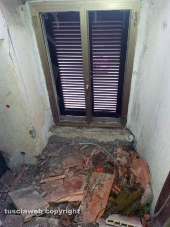 Fulmine colpisce un casale
