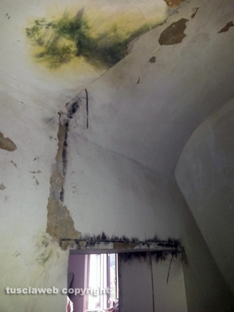 Fulmine colpisce un casale