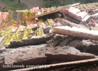 Fulmine colpisce un casale