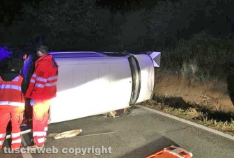 Vetralla - Furgone si ribalta sull'Aurelia Bis