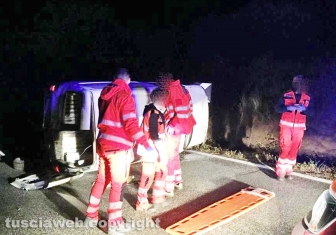 Vetralla - Furgone si ribalta sull'Aurelia Bis