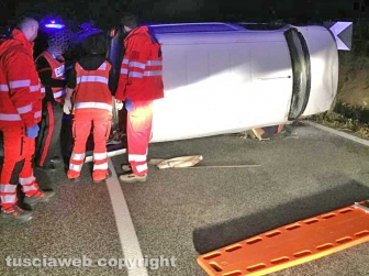 Vetralla - Furgone si ribalta sull'Aurelia Bis