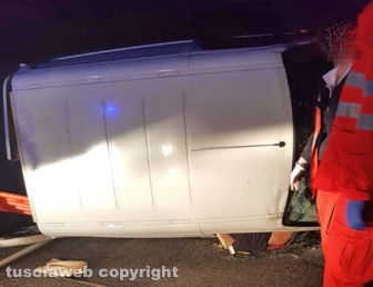 Vetralla - Furgone si ribalta sull'Aurelia Bis