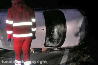 Vetralla - Furgone si ribalta sull'Aurelia Bis