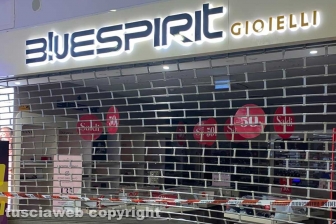 Viterbo - Furto al Bluespirit - Sfondate le vetrine