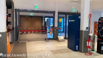 Viterbo - Furto al Bluespirit - Sfondate le vetrine