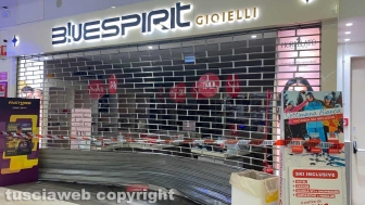 Viterbo - Furto al Bluespirit - Sfondate le vetrine