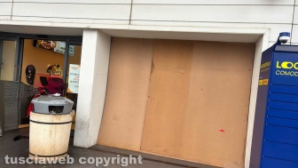 Viterbo - Furto al Bluespirit - Sfondate le vetrine