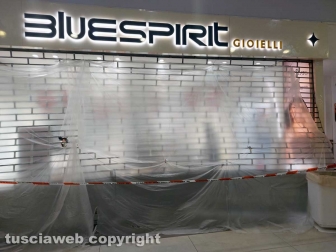 Viterbo - Furto al Bluespirit - Sfondate le vetrine