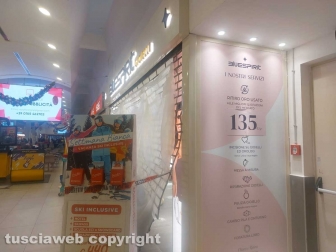 Viterbo - Furto al Bluespirit - Sfondate le vetrine